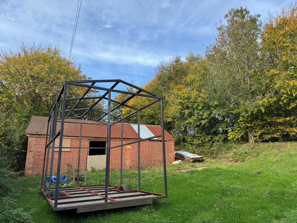 Lot: 30 - HALF AN ACRE AND A BARN WITH POTENTIAL IN AN ATTRACTIVE SEMI RURAL LOCATION - A Side View of the Barn